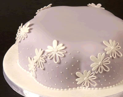 гирлянда из цветов на торте